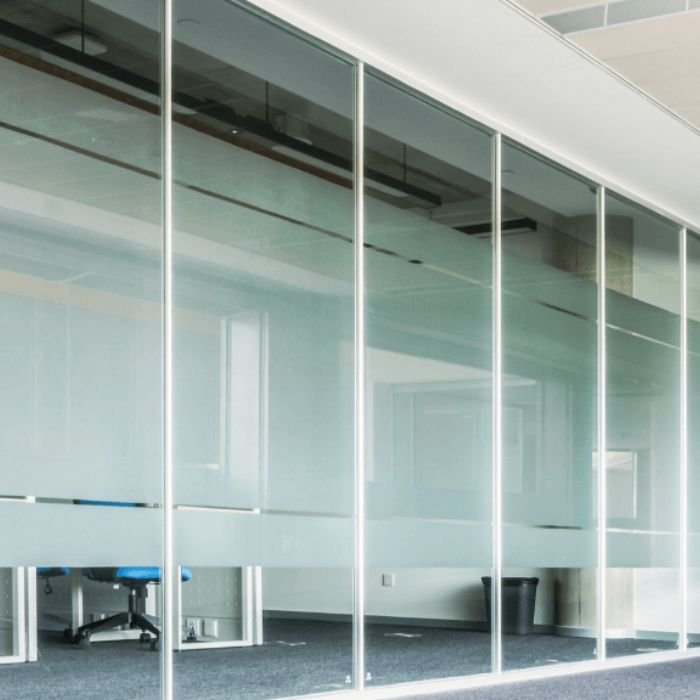 Aplicaciones de vinilos esmerilados para vidrios en oficinas y hogares