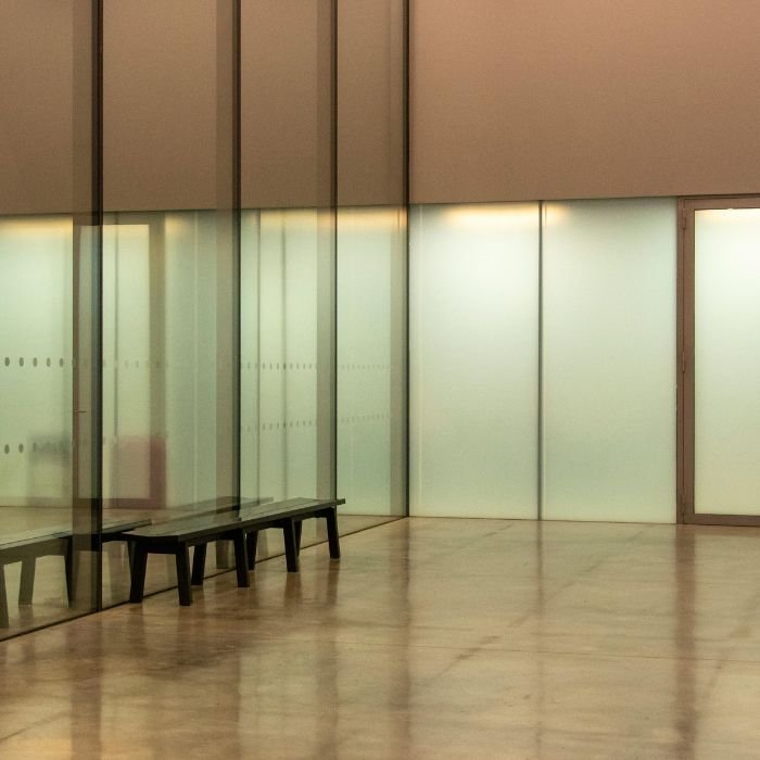 Aplicación de vinilo esmerilado en divisiones de oficina